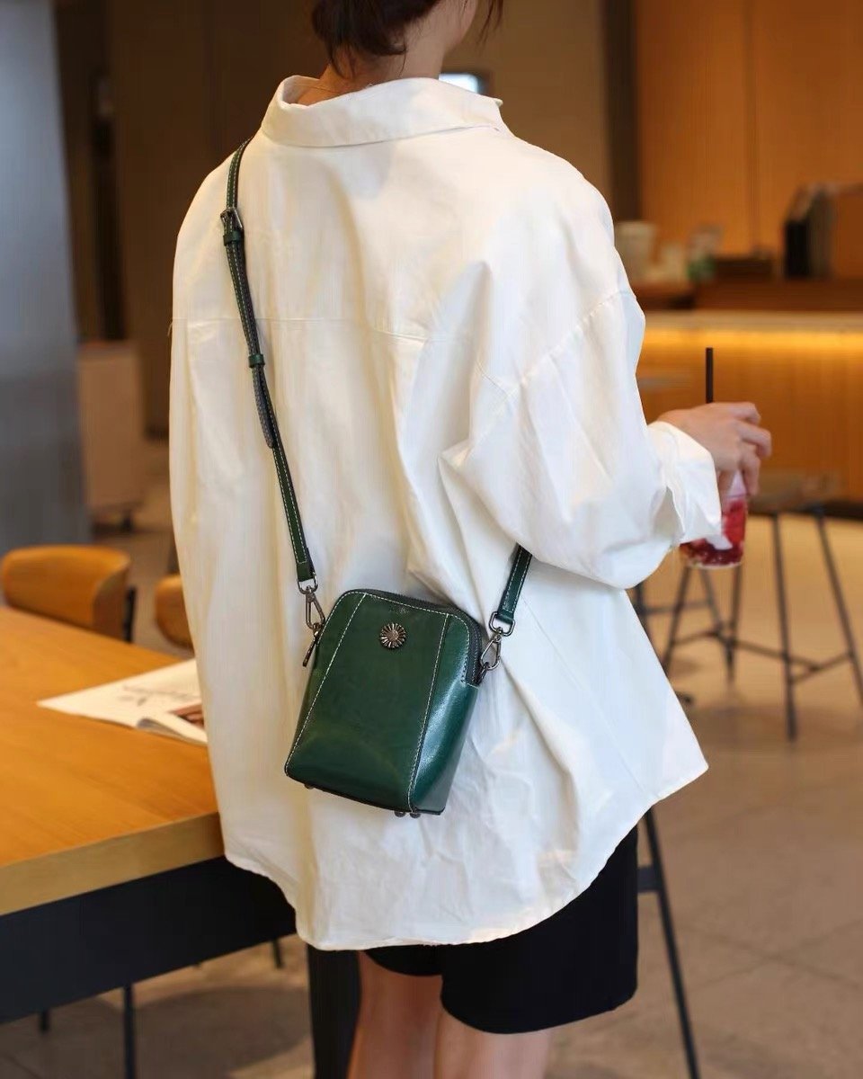 StrideSleek™ — Effortless Hands-Free Style That Keeps You Moving and Organized