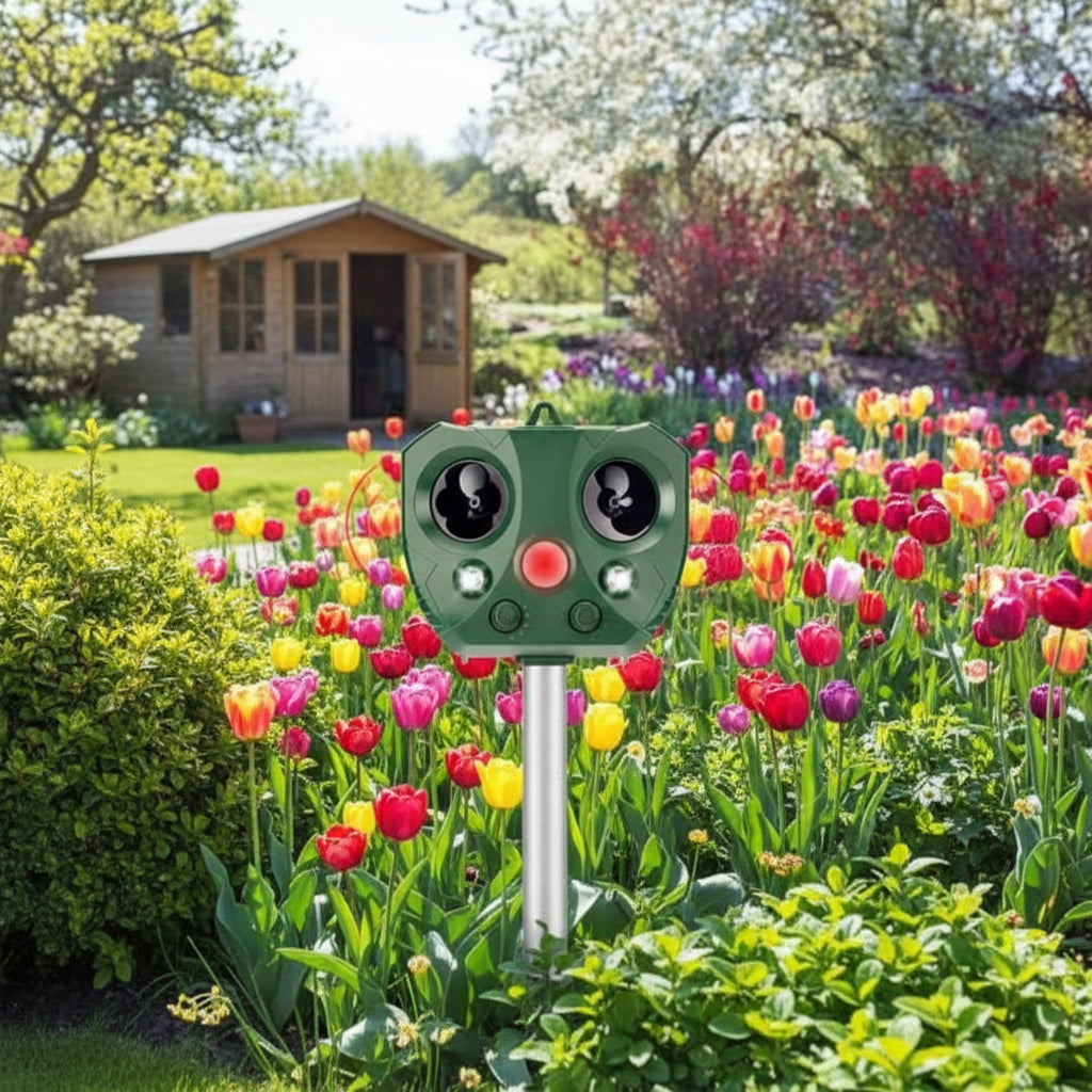 Solar-Powered Animal Repeller Ultrasound | PIR Sensor 110°, 9 m | IPX4, USB & Solar | Wildblock