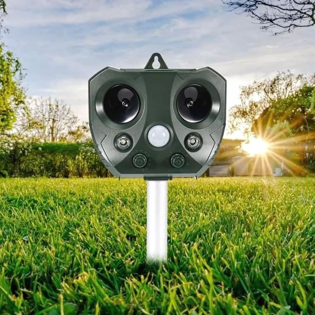 Solar-Powered Animal Repeller Ultrasound | PIR Sensor 110°, 9 m | IPX4, USB & Solar | Wildblock