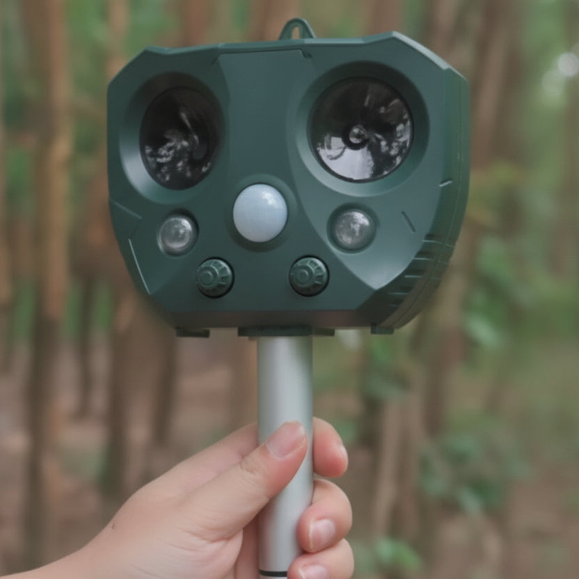 Solar-Powered Animal Repeller Ultrasound | PIR Sensor 110°, 9 m | IPX4, USB & Solar | Wildblock